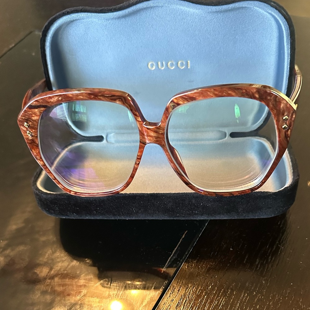 Authentic Gucci glasses selling only  the frame .looks like new coming with case